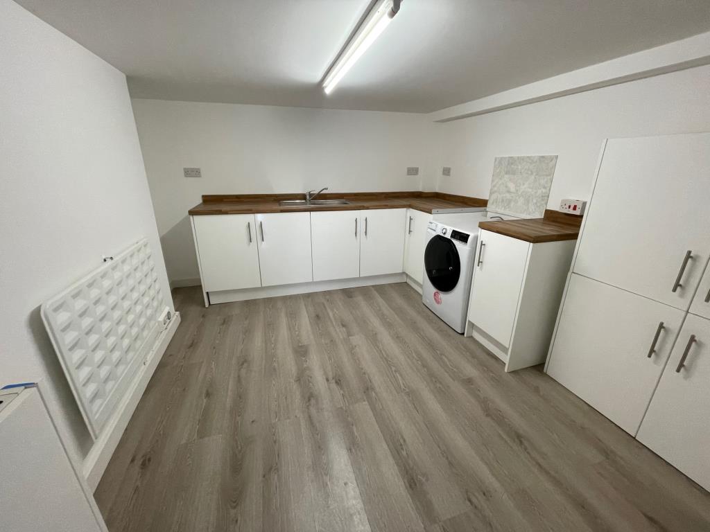 Lot: 106 - FREEHOLD BLOCK OF FOUR RESIDENTIAL FLATS - Flat 19B Kitchen